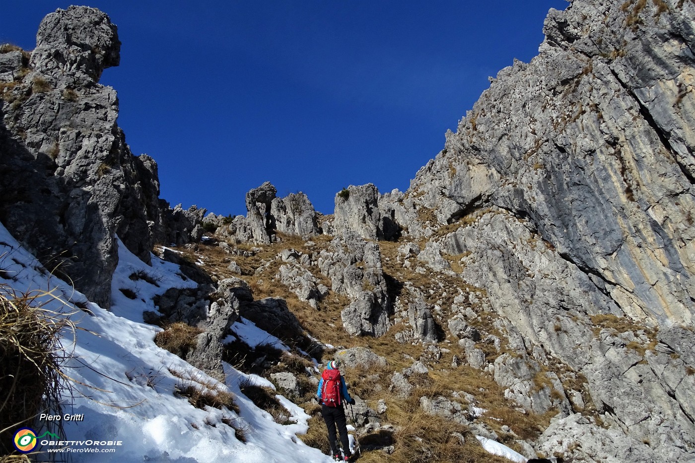 35 Ultimo ripido strappo tra pareti rocciose, torrioni, guglie.JPG